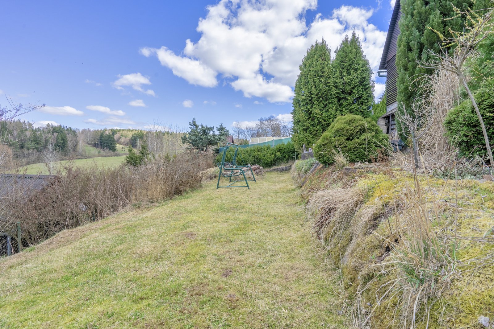 Dvoupodlažní chatka s podkrovím, Trutnov - Kryblice, zadní část kolonie