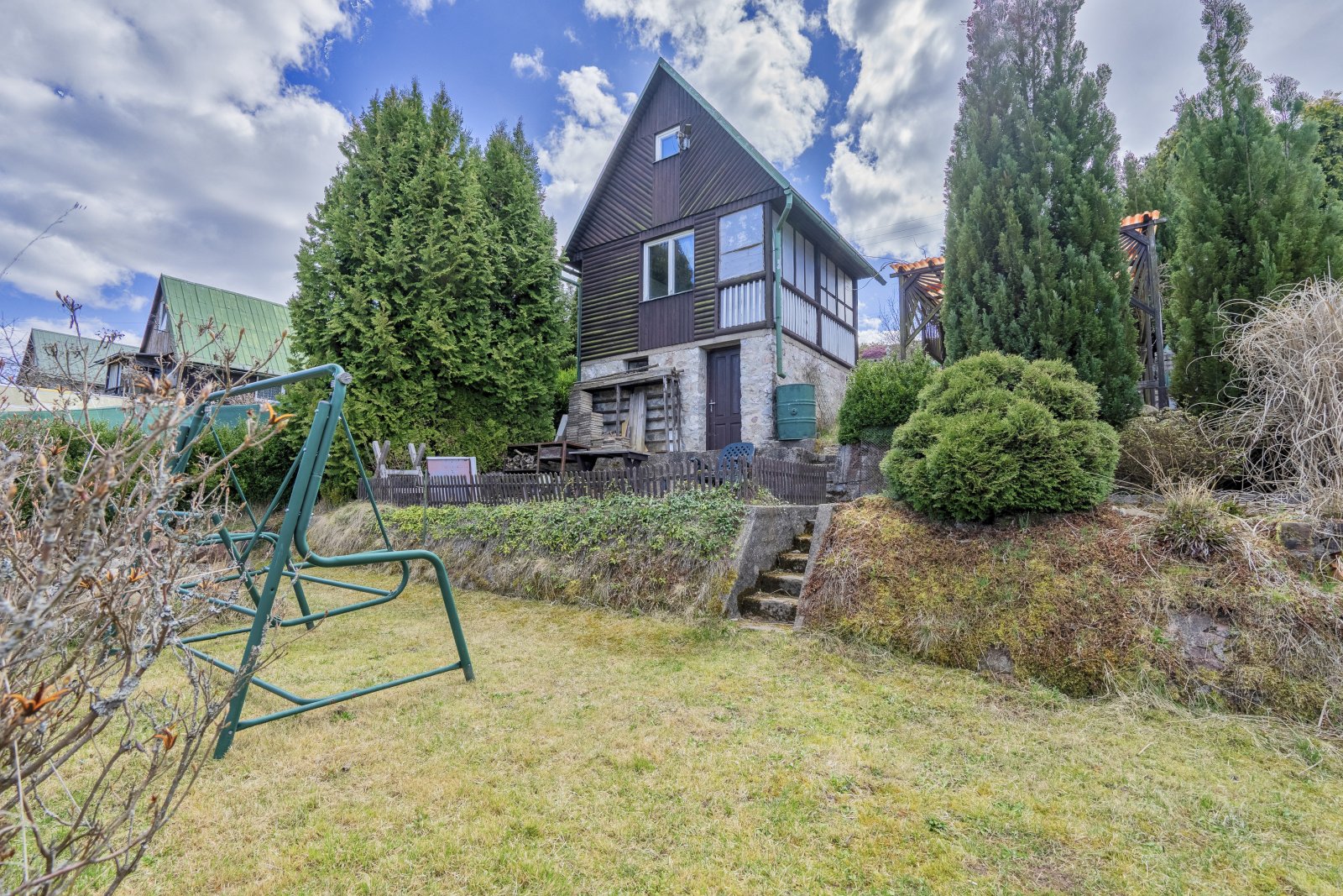 Dvoupodlažní chatka s podkrovím, Trutnov - Kryblice, zadní část kolonie