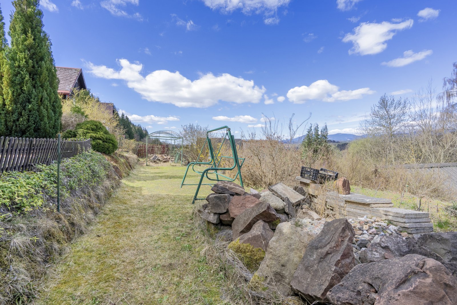 Dvoupodlažní chatka s podkrovím, Trutnov - Kryblice, zadní část kolonie