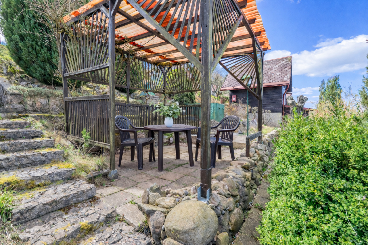 Dvoupodlažní chatka s podkrovím, Trutnov - Kryblice, zadní část kolonie