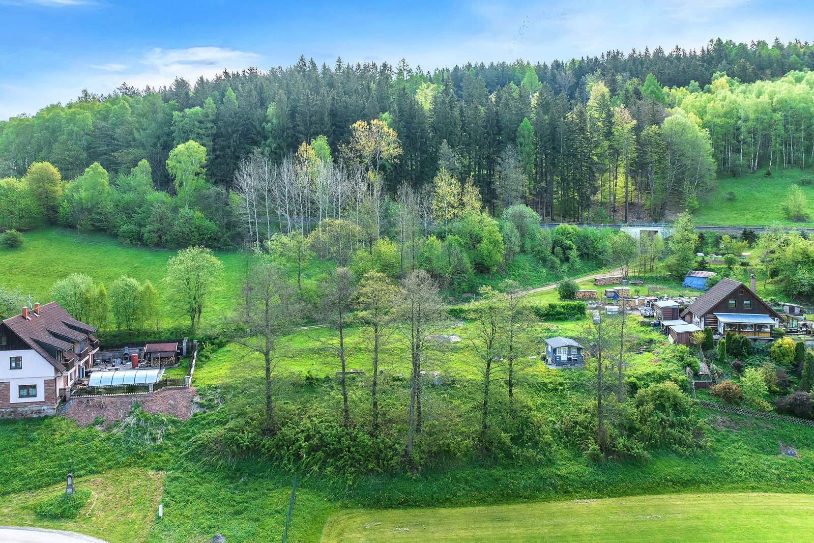 Stavební pozemek s vlastní studnou, el. přípojkou, Chvaleč - Petříkovice, okres Trutnov