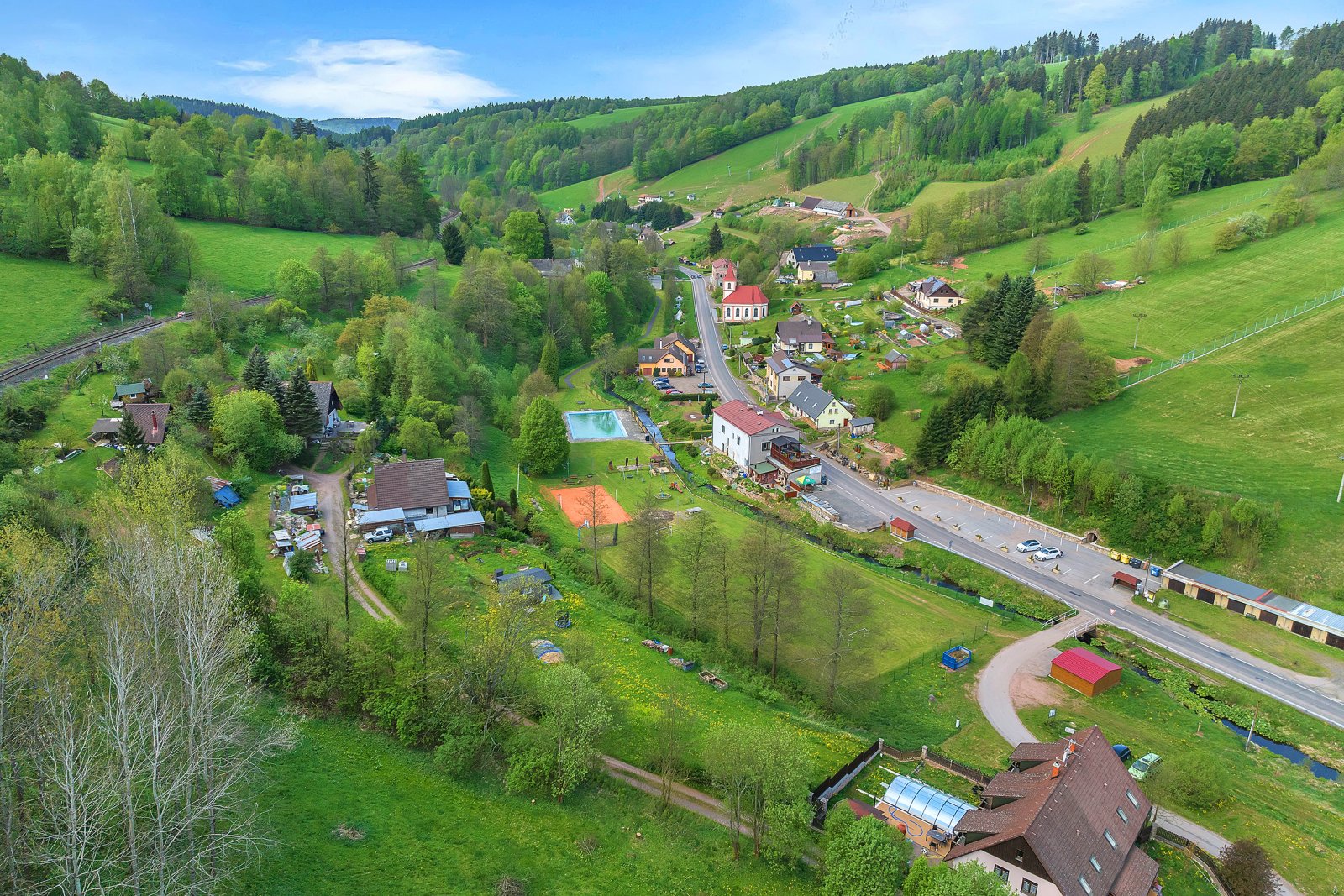 Stavební pozemek s vlastní studnou, el. přípojkou, Chvaleč - Petříkovice, okres Trutnov