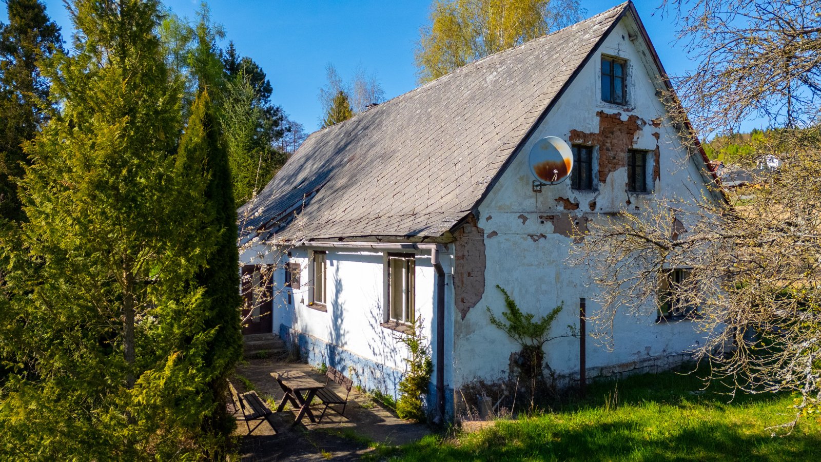 Stavební pozemek s chalupou, oplocený pozemek, garáž - Markoušovice - Trutnov