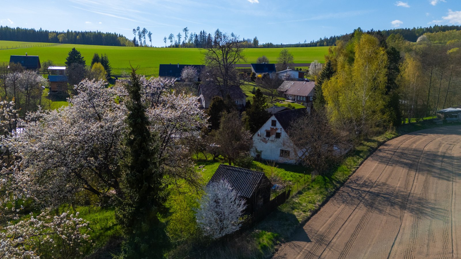Stavební pozemek s chalupou, oplocený pozemek, garáž - Markoušovice - Trutnov