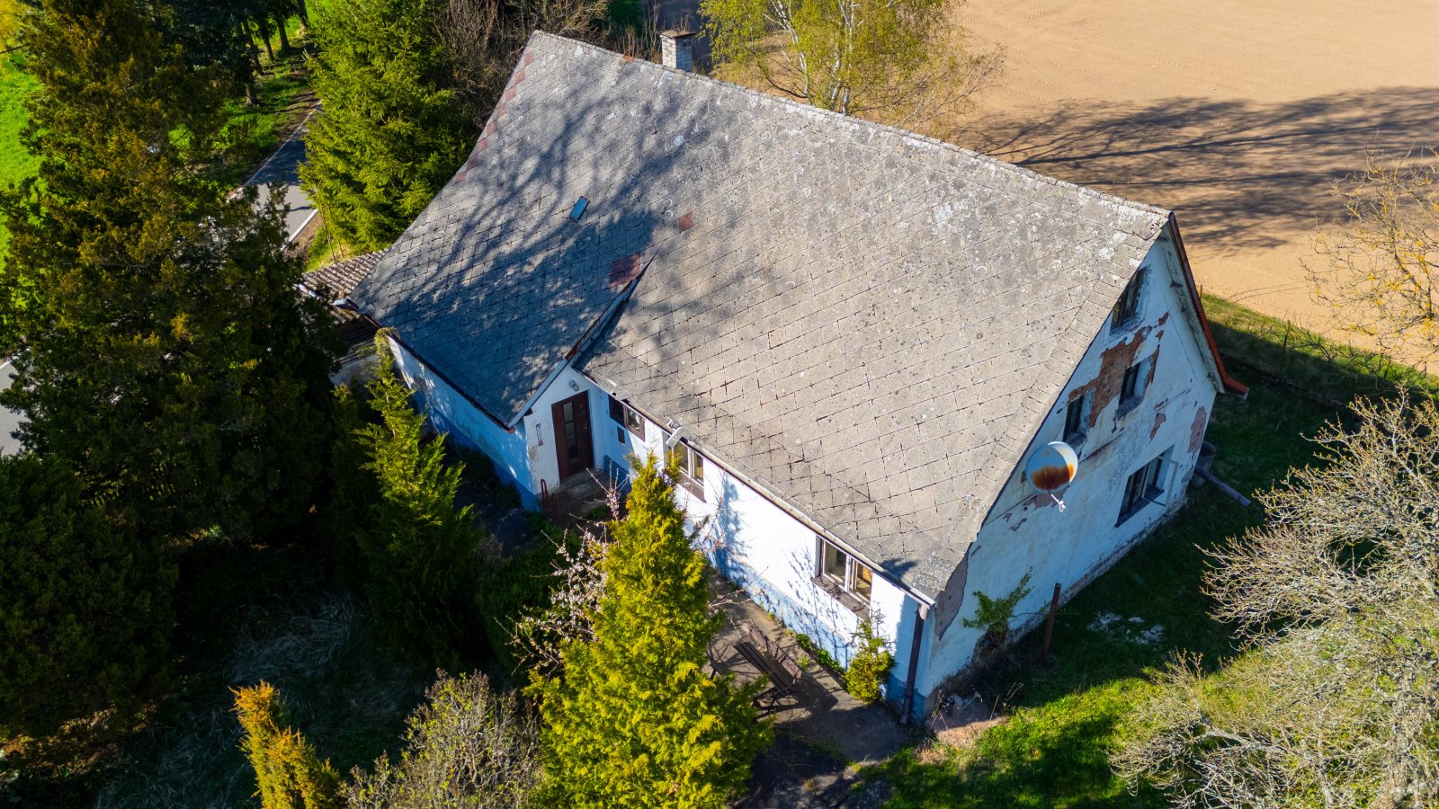 Stavební pozemek s chalupou, oplocený pozemek, garáž - Markoušovice - Trutnov