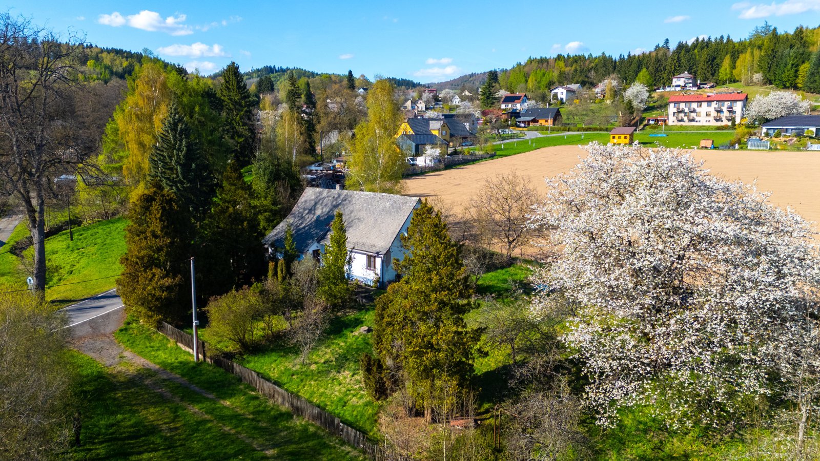 Stavební pozemek s chalupou, oplocený pozemek, garáž - Markoušovice - Trutnov