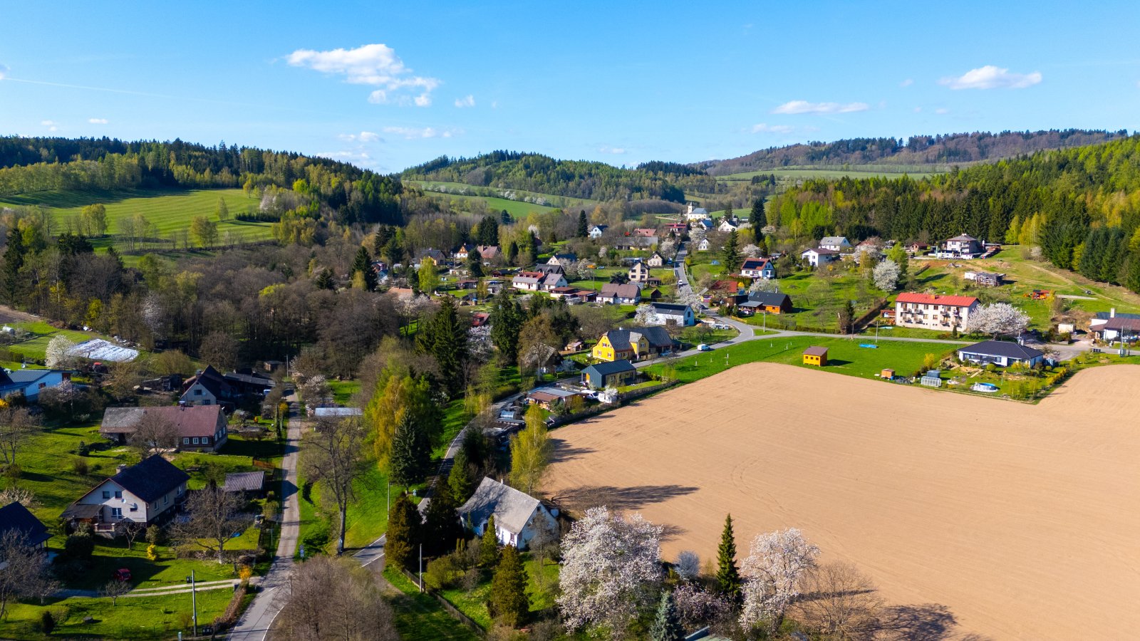 Stavební pozemek s chalupou, oplocený pozemek, garáž - Markoušovice - Trutnov
