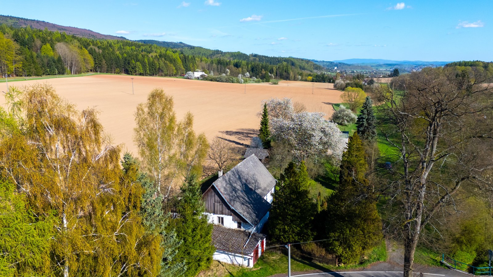 Stavební pozemek s chalupou, oplocený pozemek, garáž - Markoušovice - Trutnov