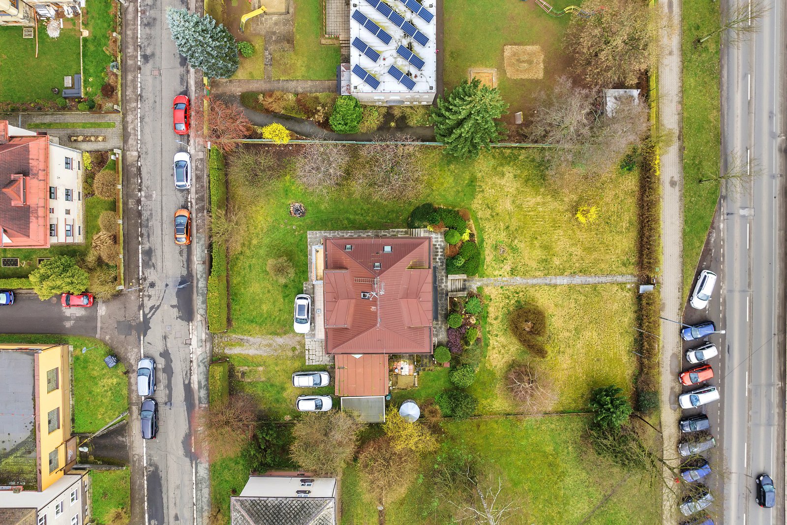 Atypický byt 2+1 s terasou, zahradou, zastřešeným stáním, centrum města Trutnov, Horská