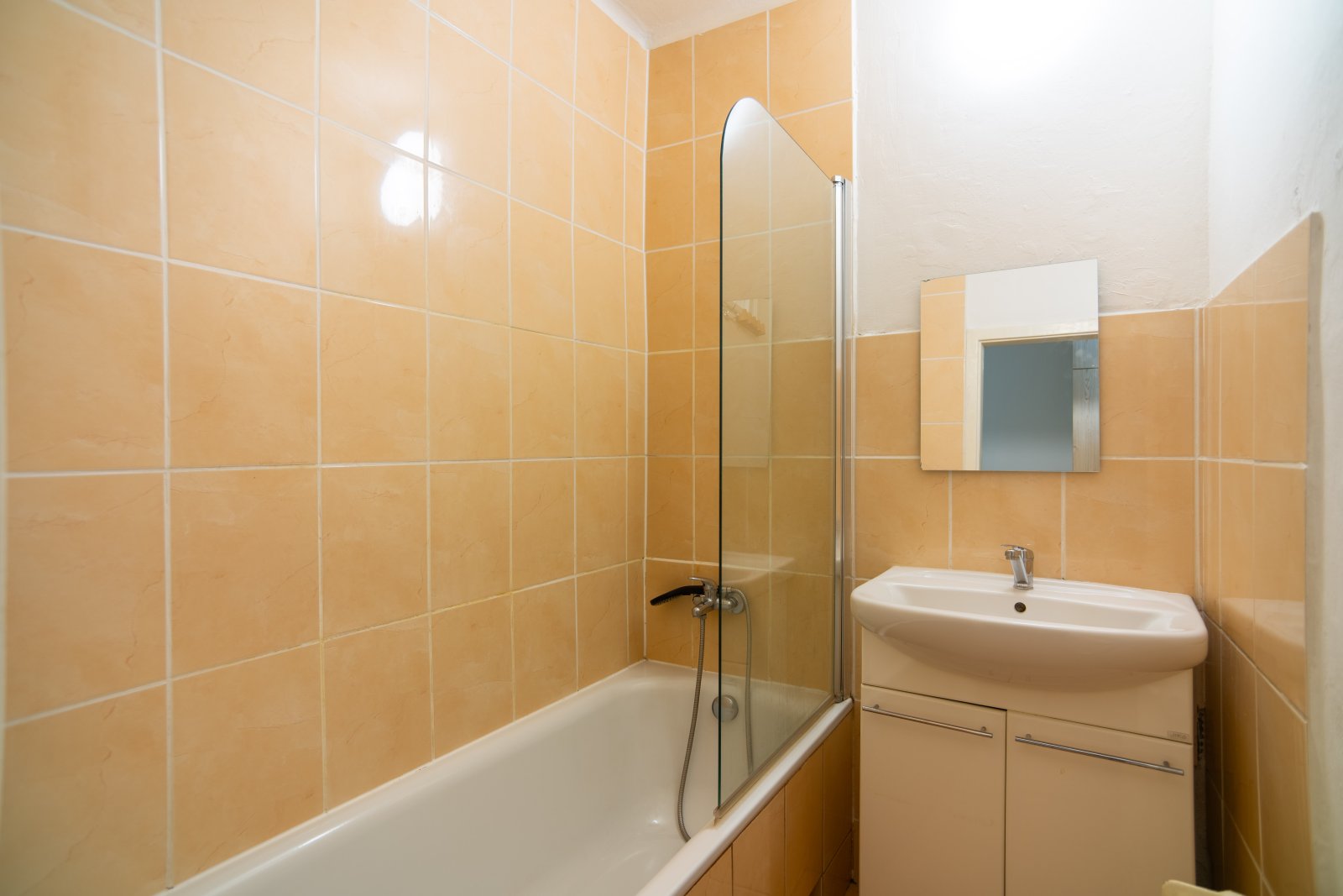 Prodej bytu 2+1 s balkonem, 56 m² + 2 sklepy – Trutnov, ul. Železničářská