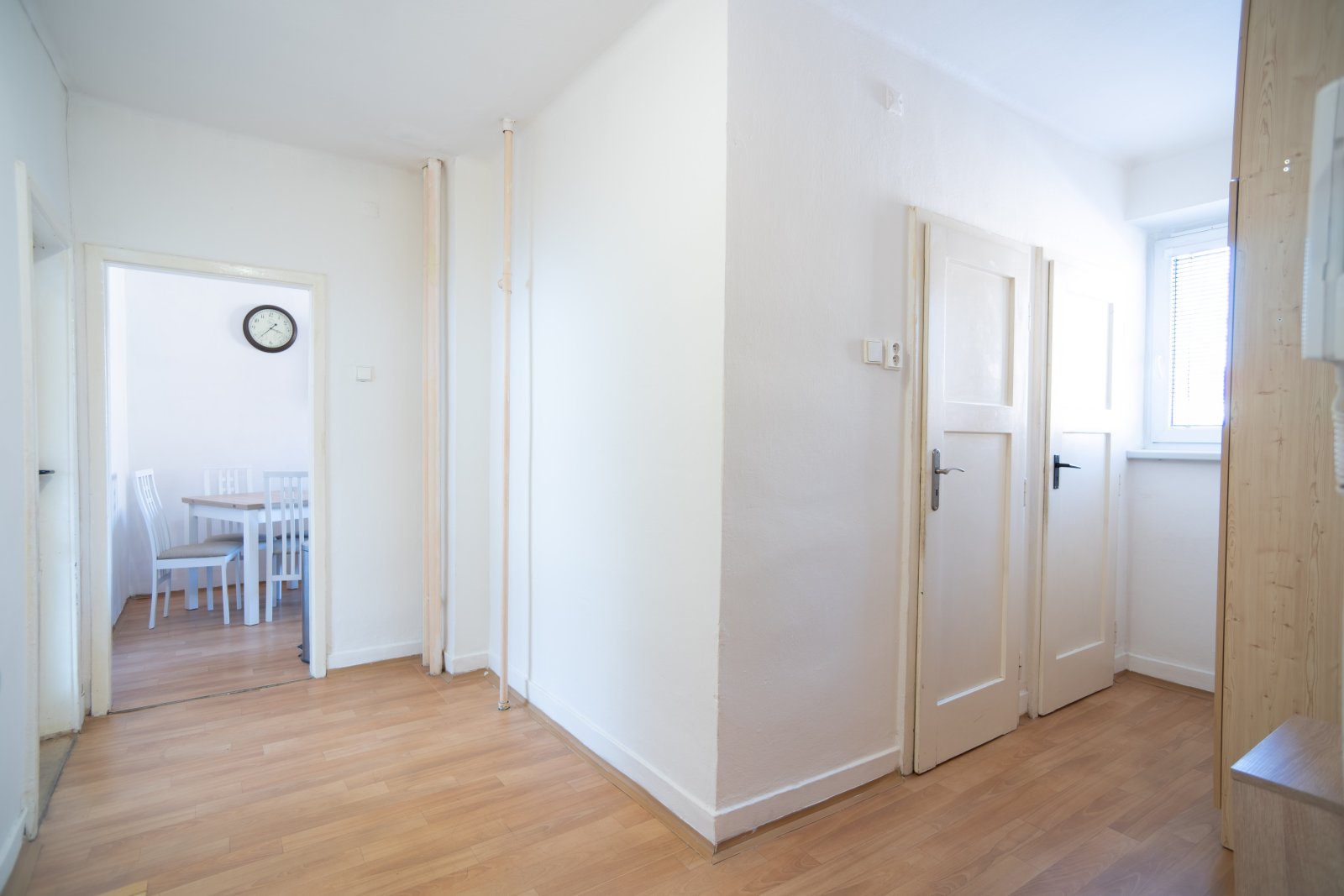 Prodej bytu 2+1 s balkonem, 56 m² + 2 sklepy – Trutnov, ul. Železničářská