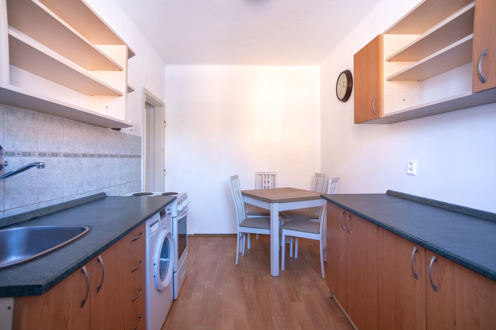 Prodej bytu 2+1 s balkonem, 56 m² + 2 sklepy – Trutnov, ul. Železničářská