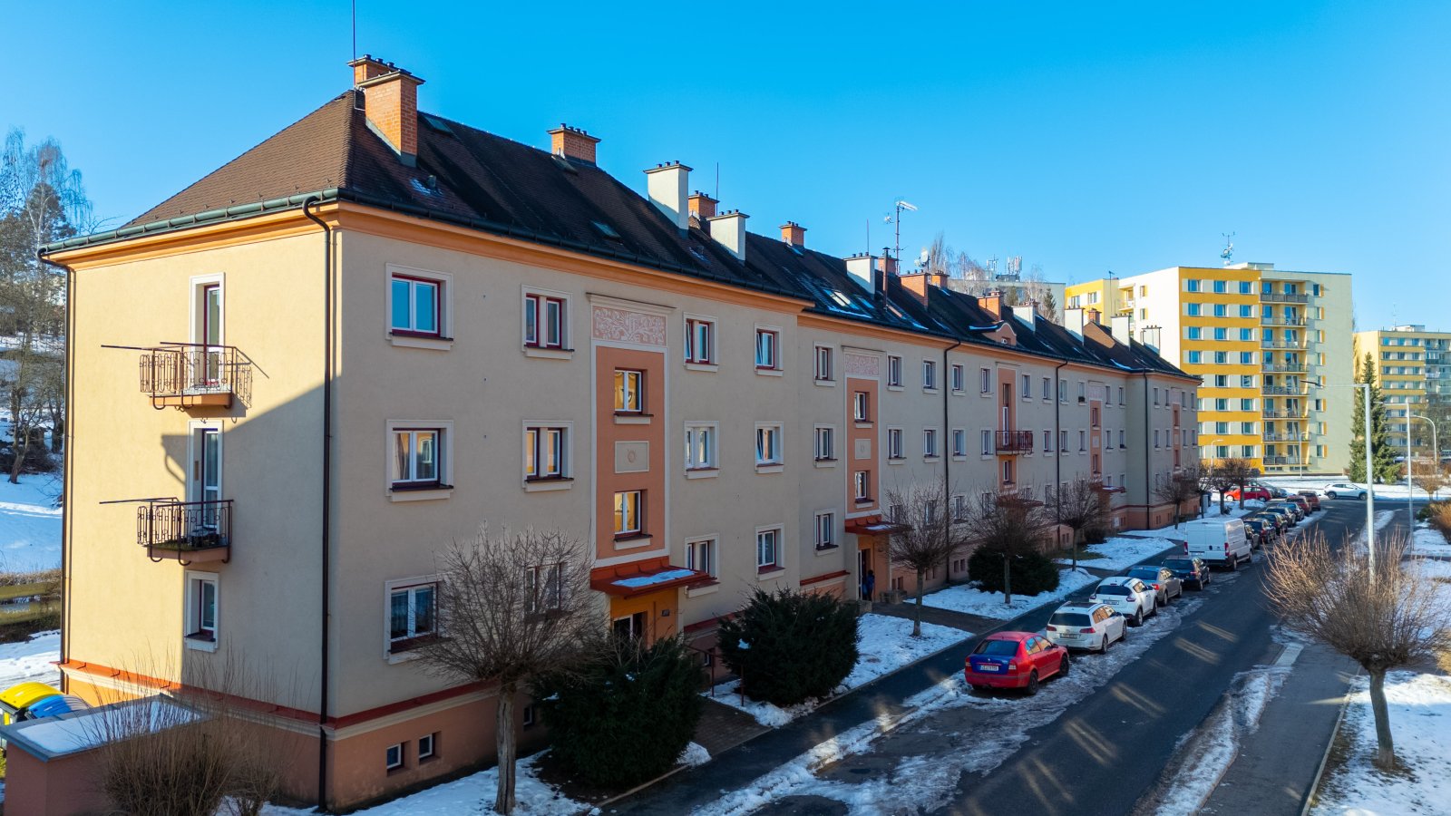 Prodej bytu 2+1 s balkonem, 56 m² + 2 sklepy – Trutnov, ul. Železničářská