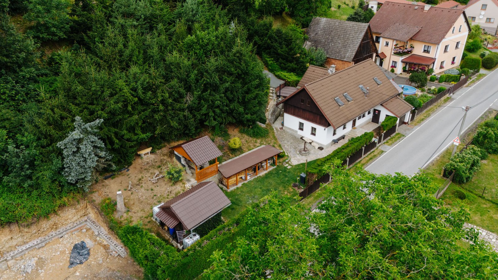 Rodinný dům po rekonstrukci s rozlehlým pozemkem 3.000 m² a garáž - Běluň - Kuks - Trutnov