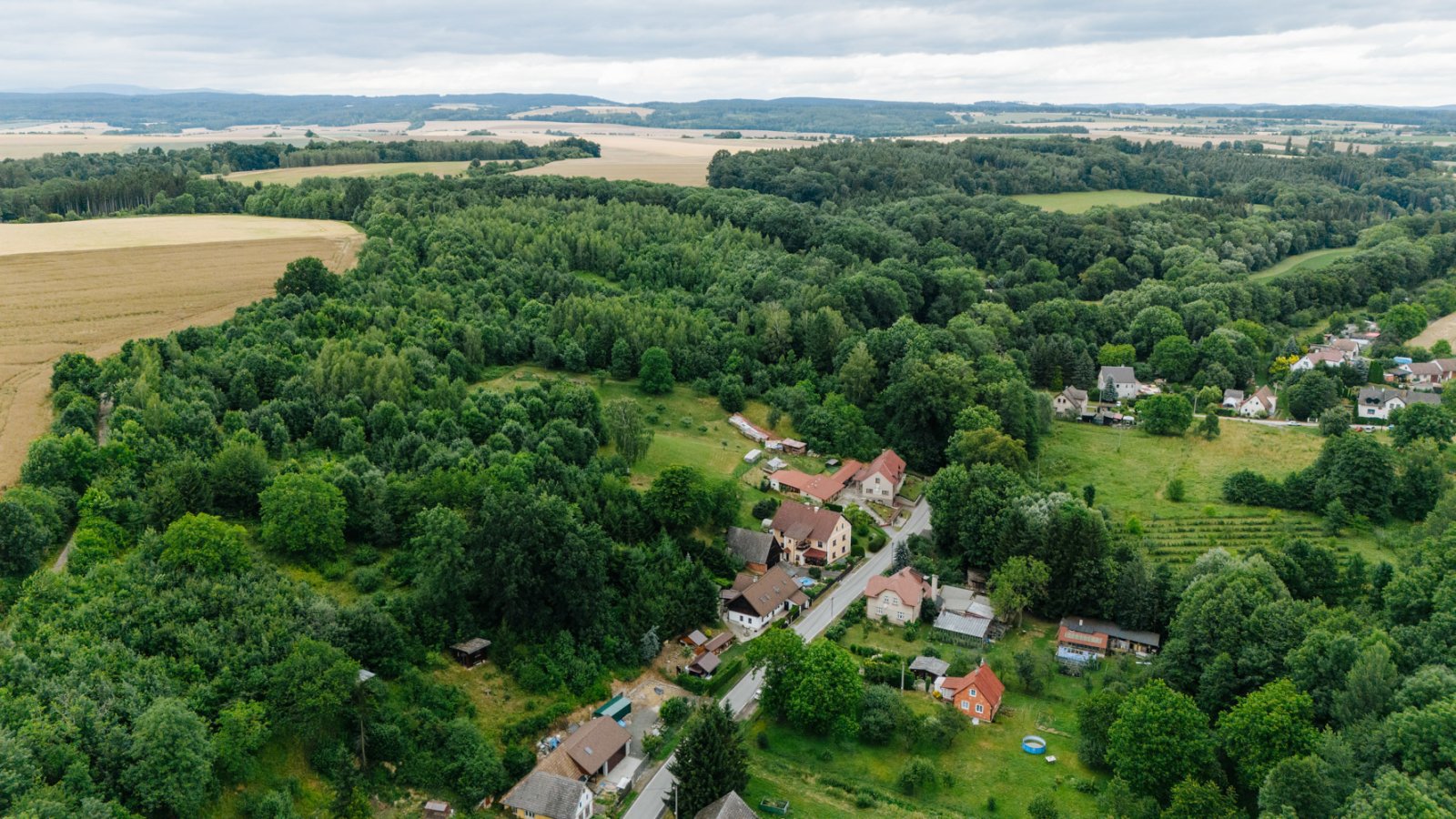 Rodinný dům po rekonstrukci s rozlehlým pozemkem 3.000 m² a garáž - Běluň - Kuks - Trutnov