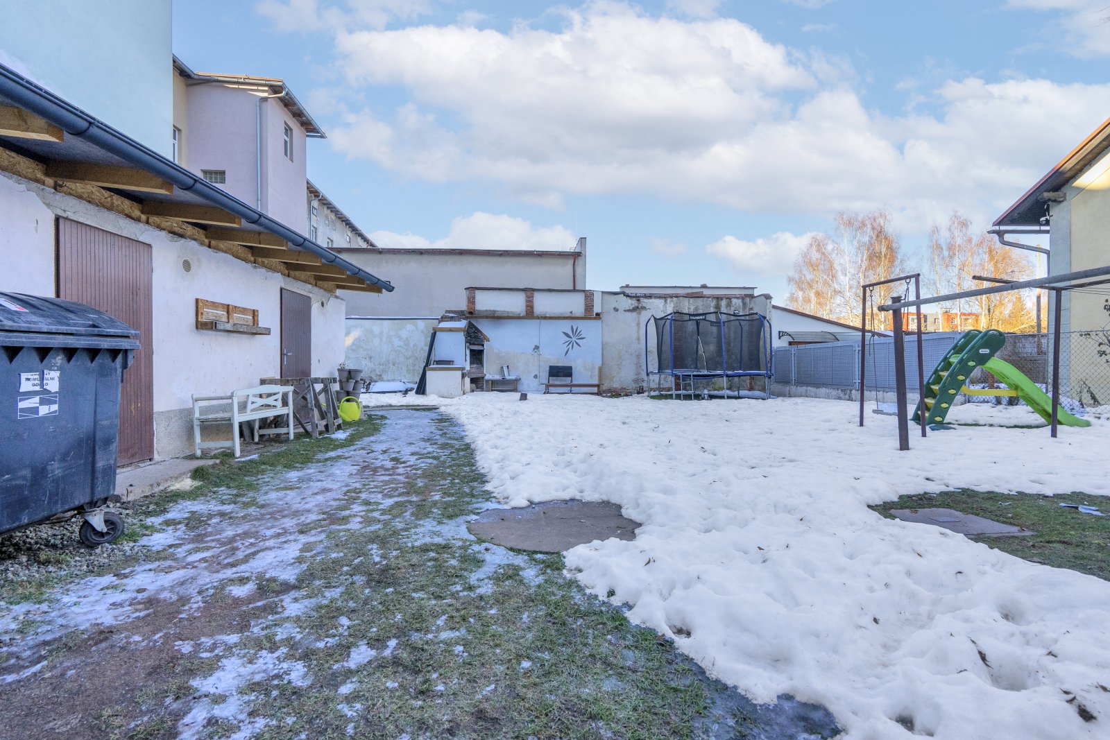 Zděný byt 2+kk po rekonstrukci, osobní vlastnictví, Trutnov - ul. Voletinská