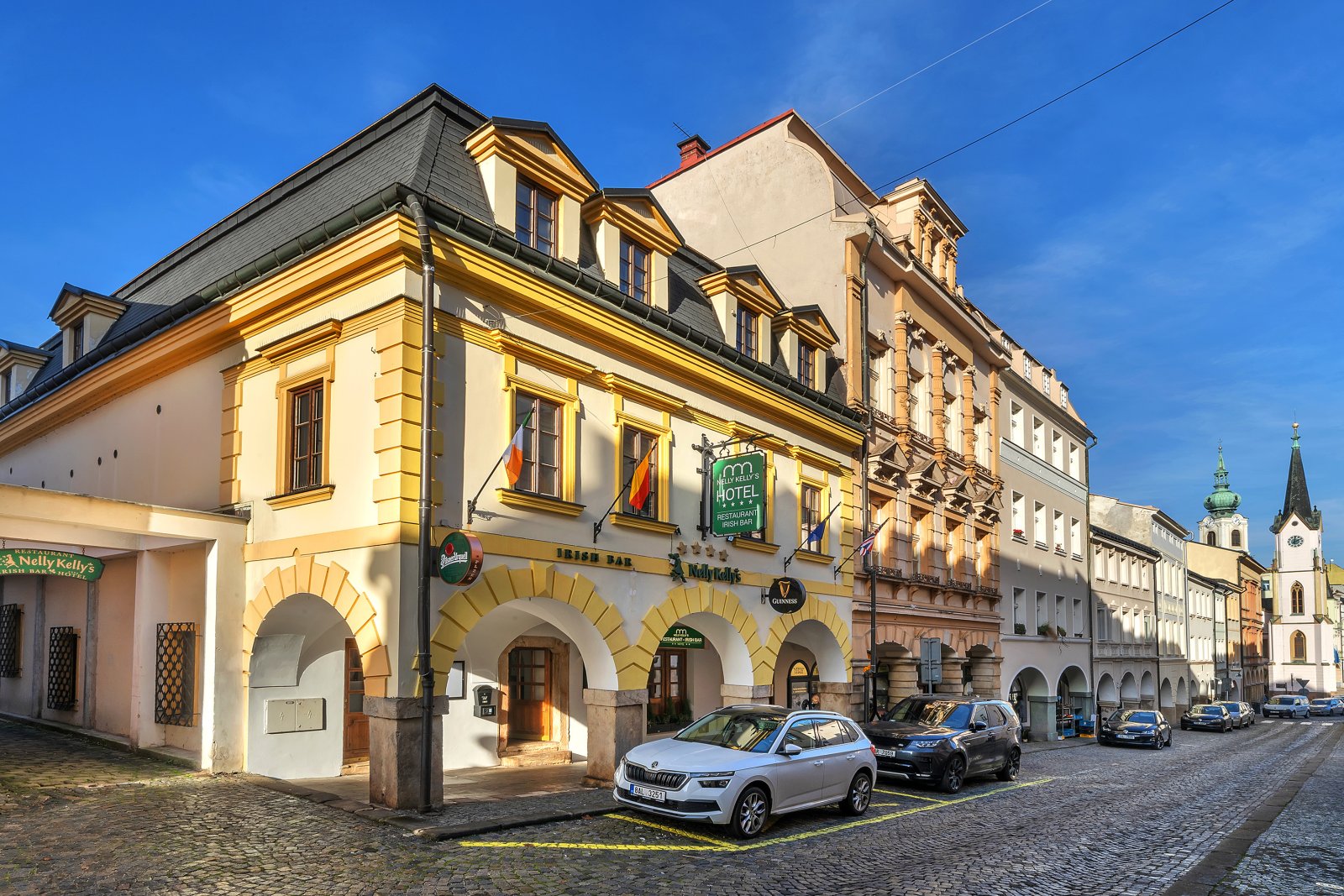 Prodej Hotelu s Restaurací a Stavebním Pozemkem v Trutnově - Krkonoše