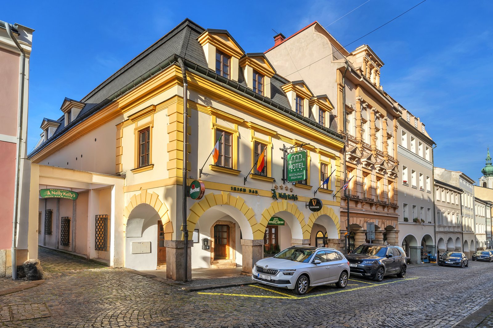 Prodej Hotelu s Restaurací a Stavebním Pozemkem v Trutnově - Krkonoše