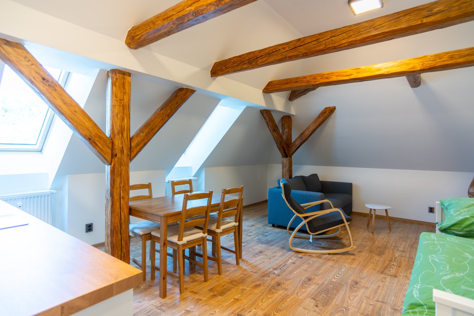 Kompletně vybavený apartmán s vlastním parkovacím stáním ve Starých Bukách