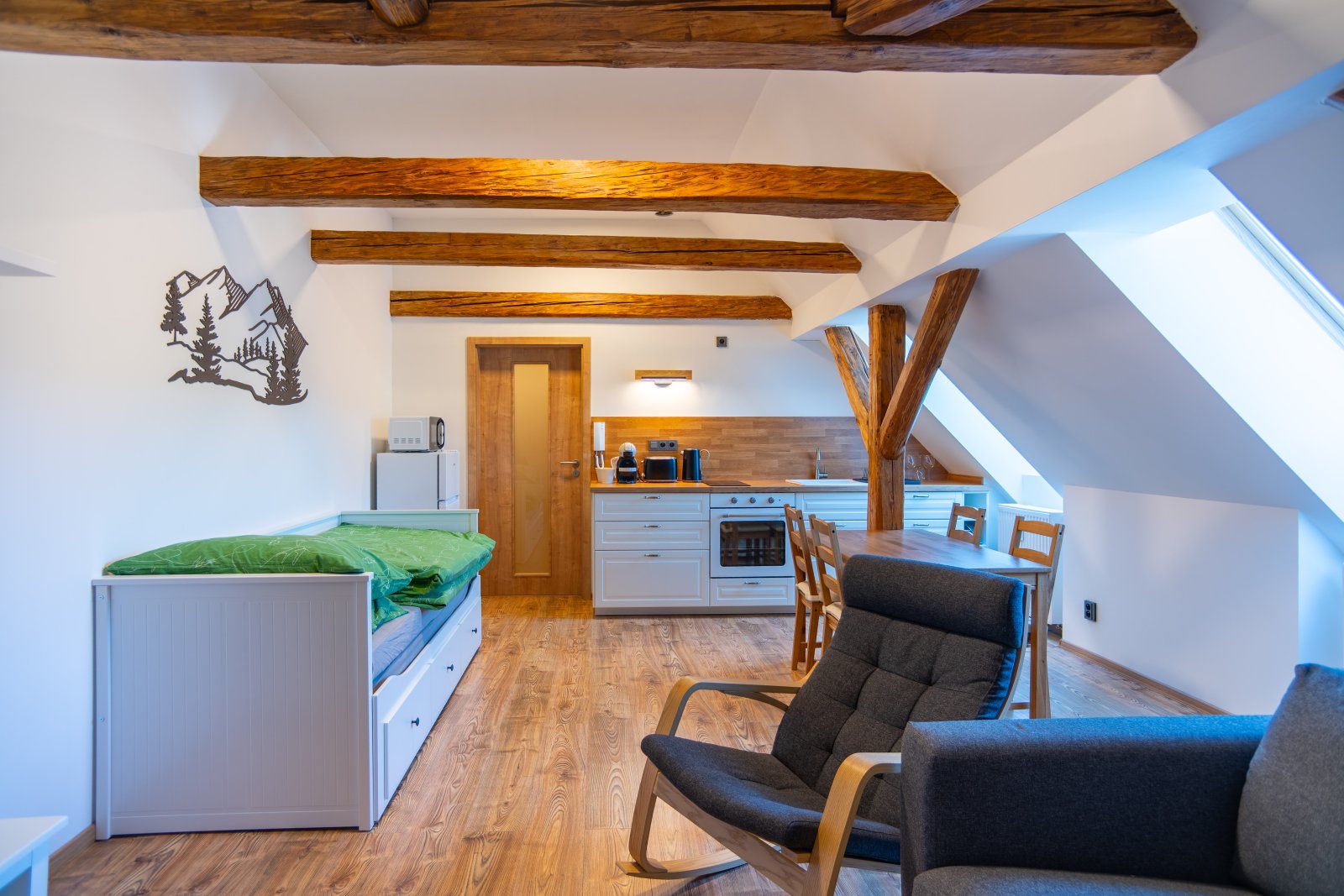 Kompletně vybavený apartmán s vlastním parkovacím stáním ve Starých Bukách