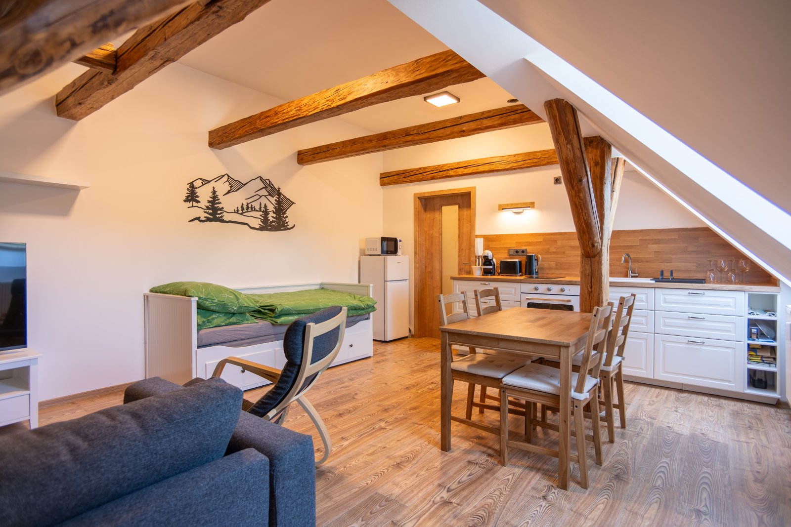 Kompletně vybavený apartmán s vlastním parkovacím stáním ve Starých Bukách