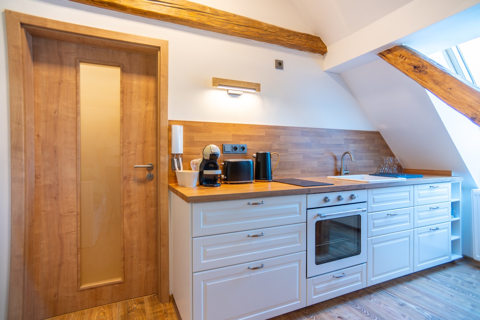 Kompletně vybavený apartmán s vlastním parkovacím stáním ve Starých Bukách