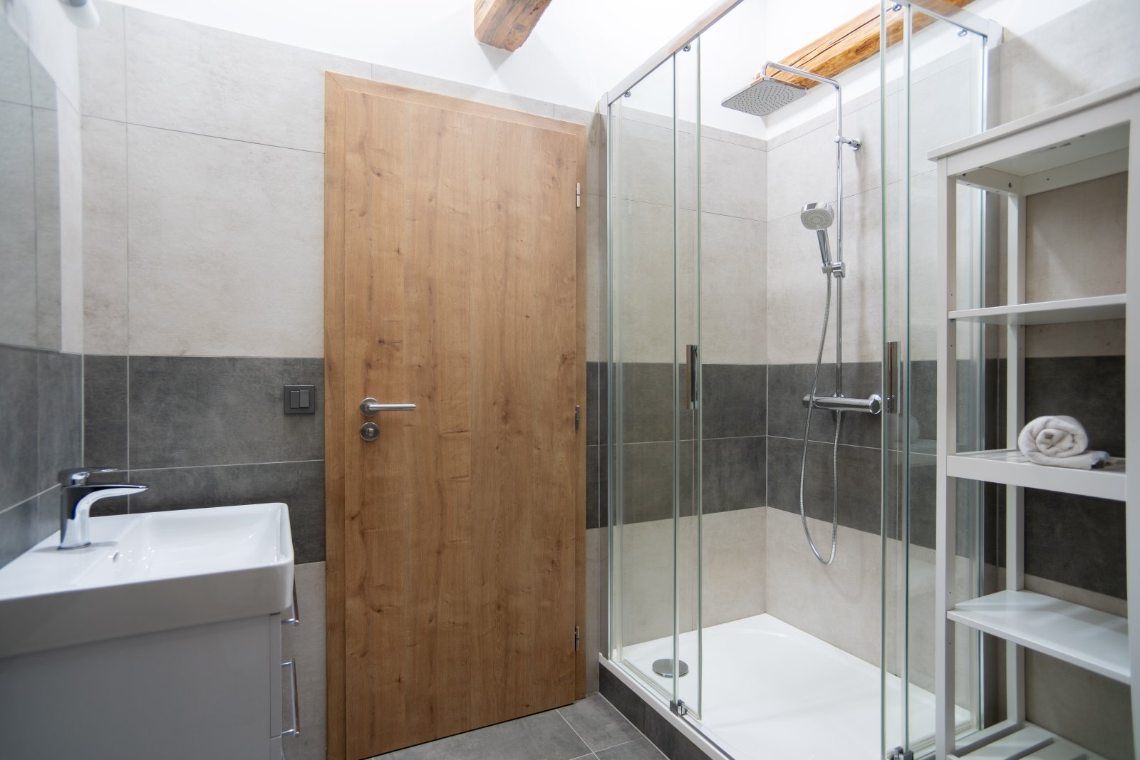 Kompletně vybavený apartmán s vlastním parkovacím stáním ve Starých Bukách