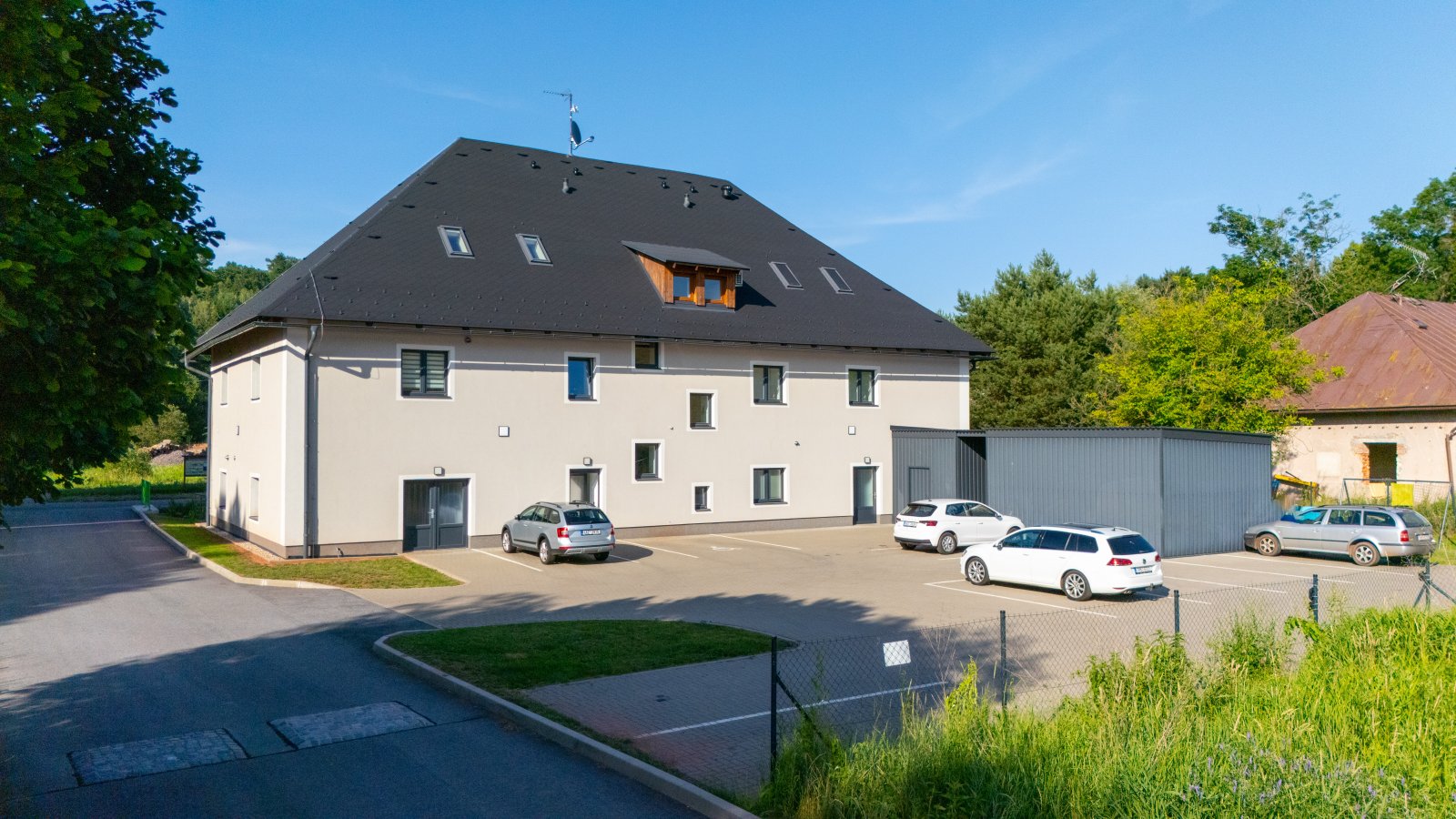 Kompletně vybavený apartmán s vlastním parkovacím stáním ve Starých Bukách