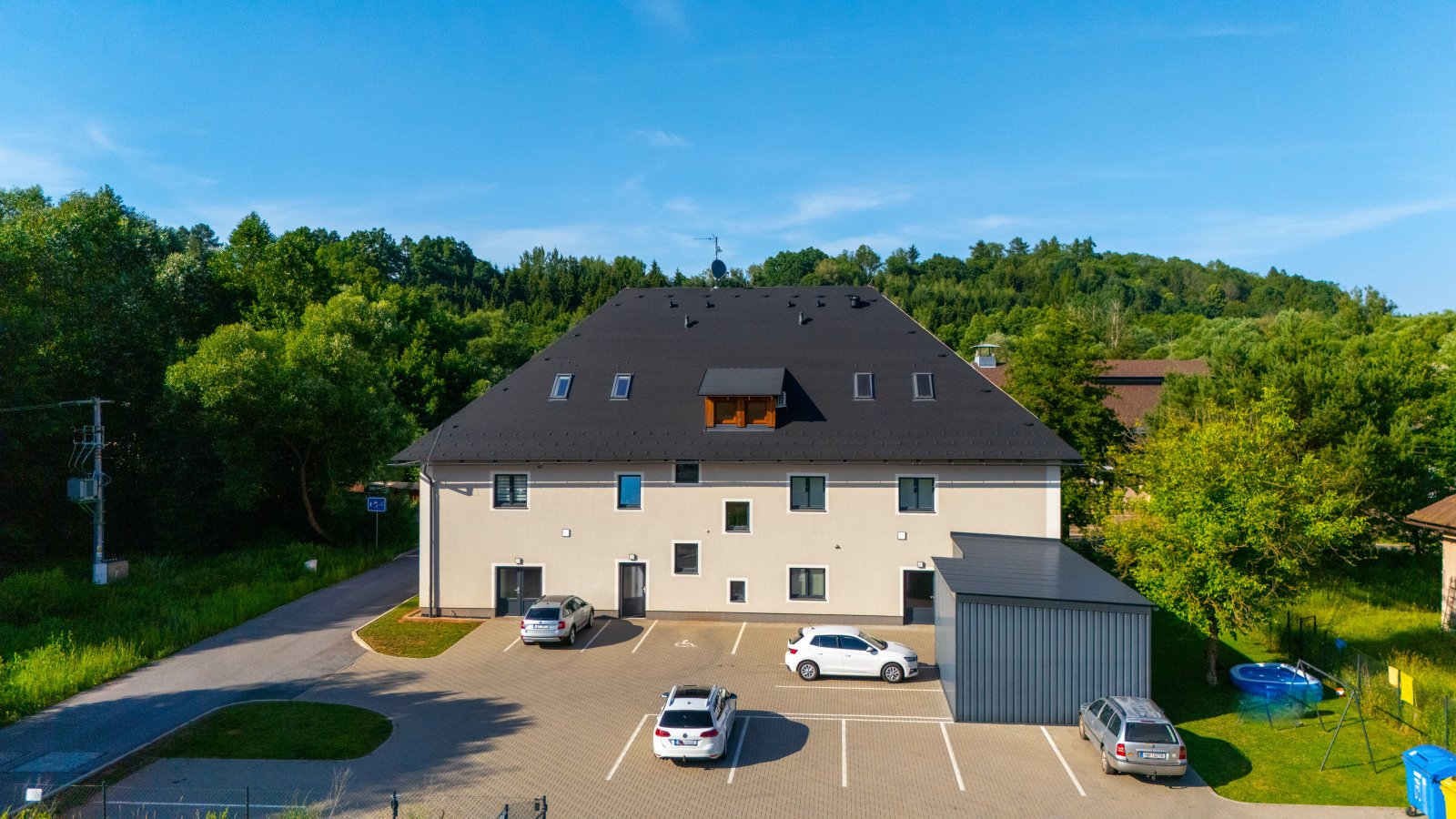 Kompletně vybavený apartmán s vlastním parkovacím stáním ve Starých Bukách