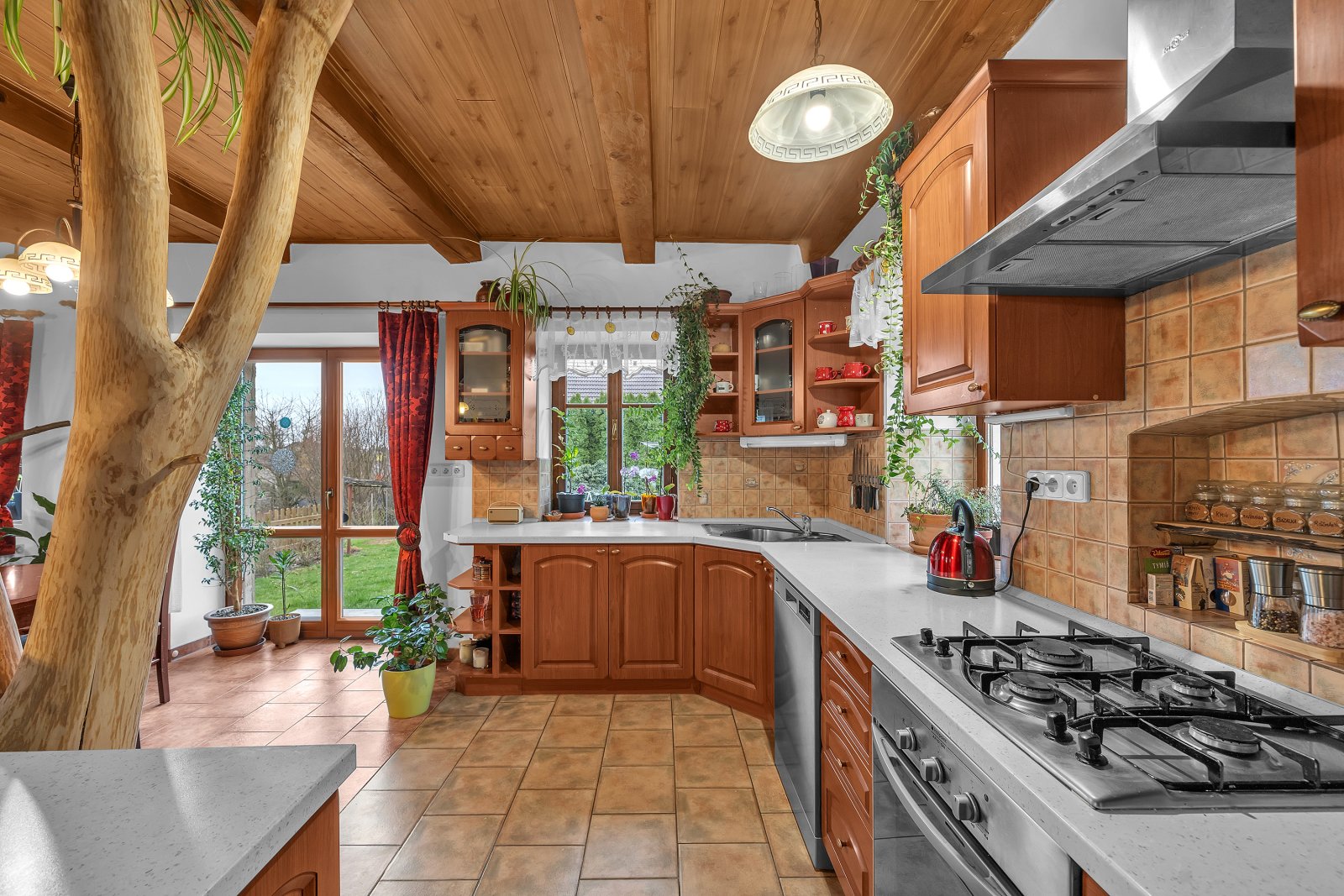 Rodinný dům 5+1 po rozsáhlé rekonstrukci, zahrada, zastřešené stání, Velké Svatoňovice, okr. Trutnov