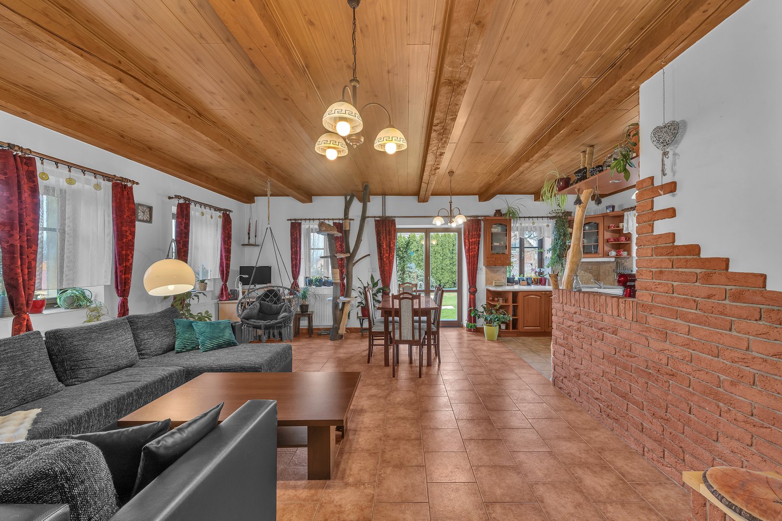 Rodinný dům 5+1 po rozsáhlé rekonstrukci, zahrada, zastřešené stání, Velké Svatoňovice, okr. Trutnov