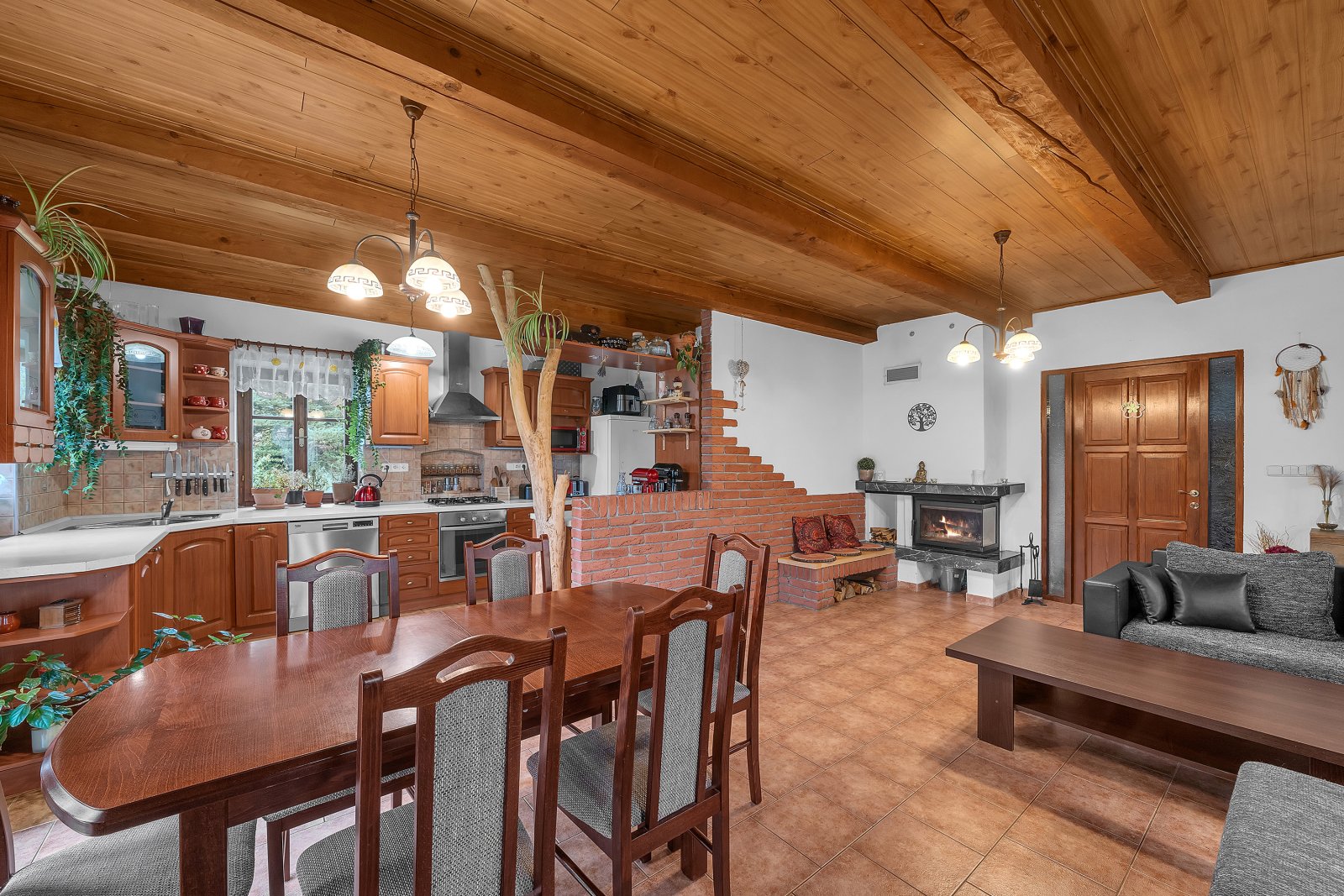 Rodinný dům 5+1 po rozsáhlé rekonstrukci, zahrada, zastřešené stání, Velké Svatoňovice, okr. Trutnov