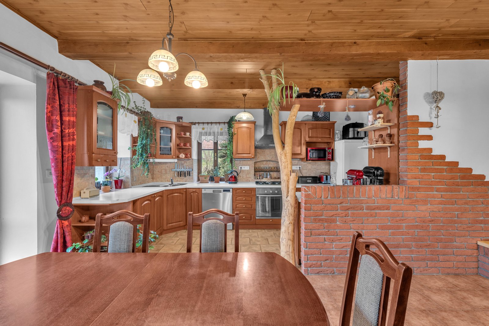 Rodinný dům 5+1 po rozsáhlé rekonstrukci, zahrada, zastřešené stání, Velké Svatoňovice, okr. Trutnov