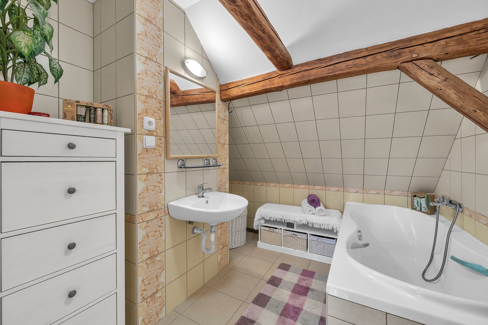 Rodinný dům 5+1 po rozsáhlé rekonstrukci, zahrada, zastřešené stání, Velké Svatoňovice, okr. Trutnov