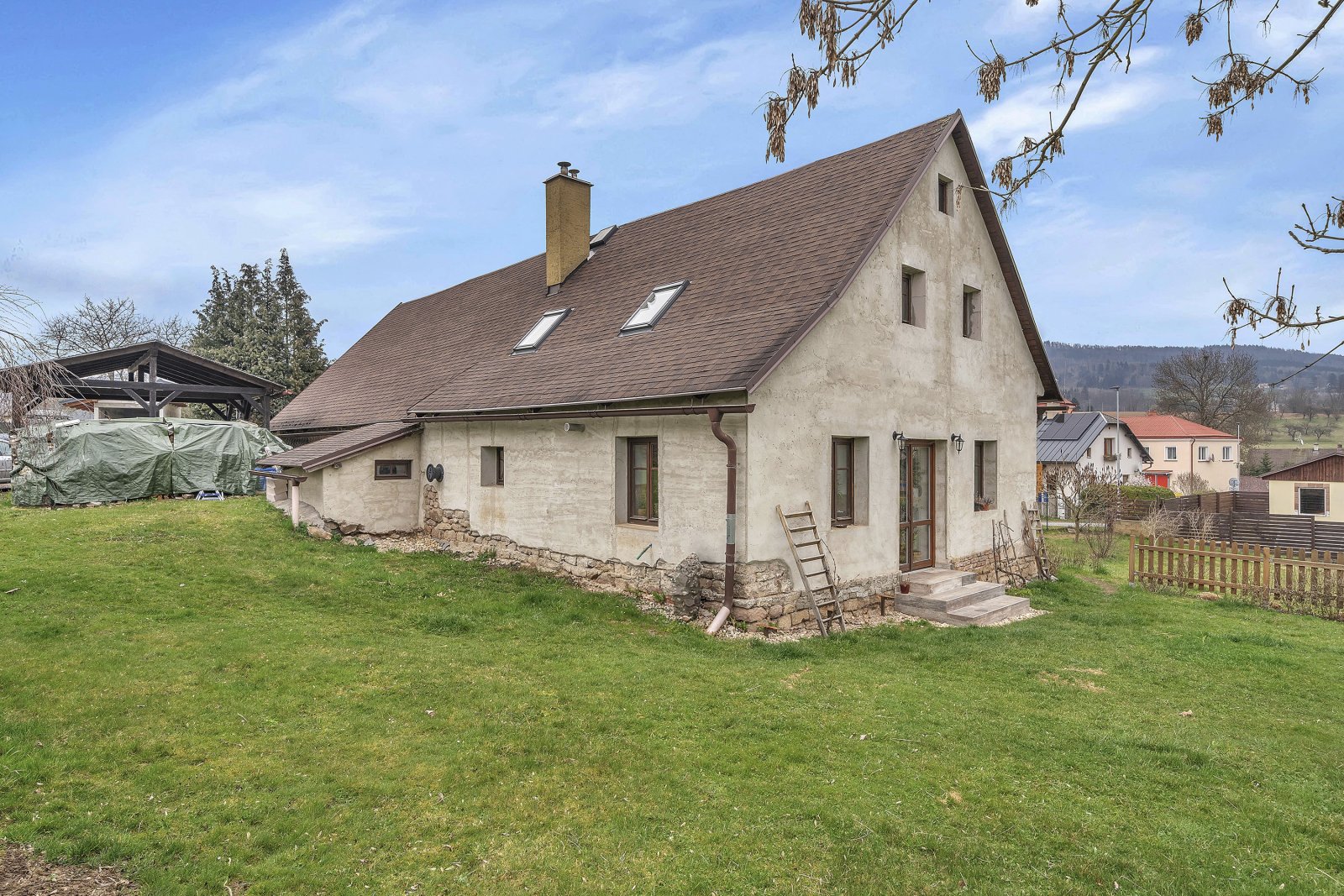 Rodinný dům 5+1 po rozsáhlé rekonstrukci, zahrada, zastřešené stání, Velké Svatoňovice, okr. Trutnov