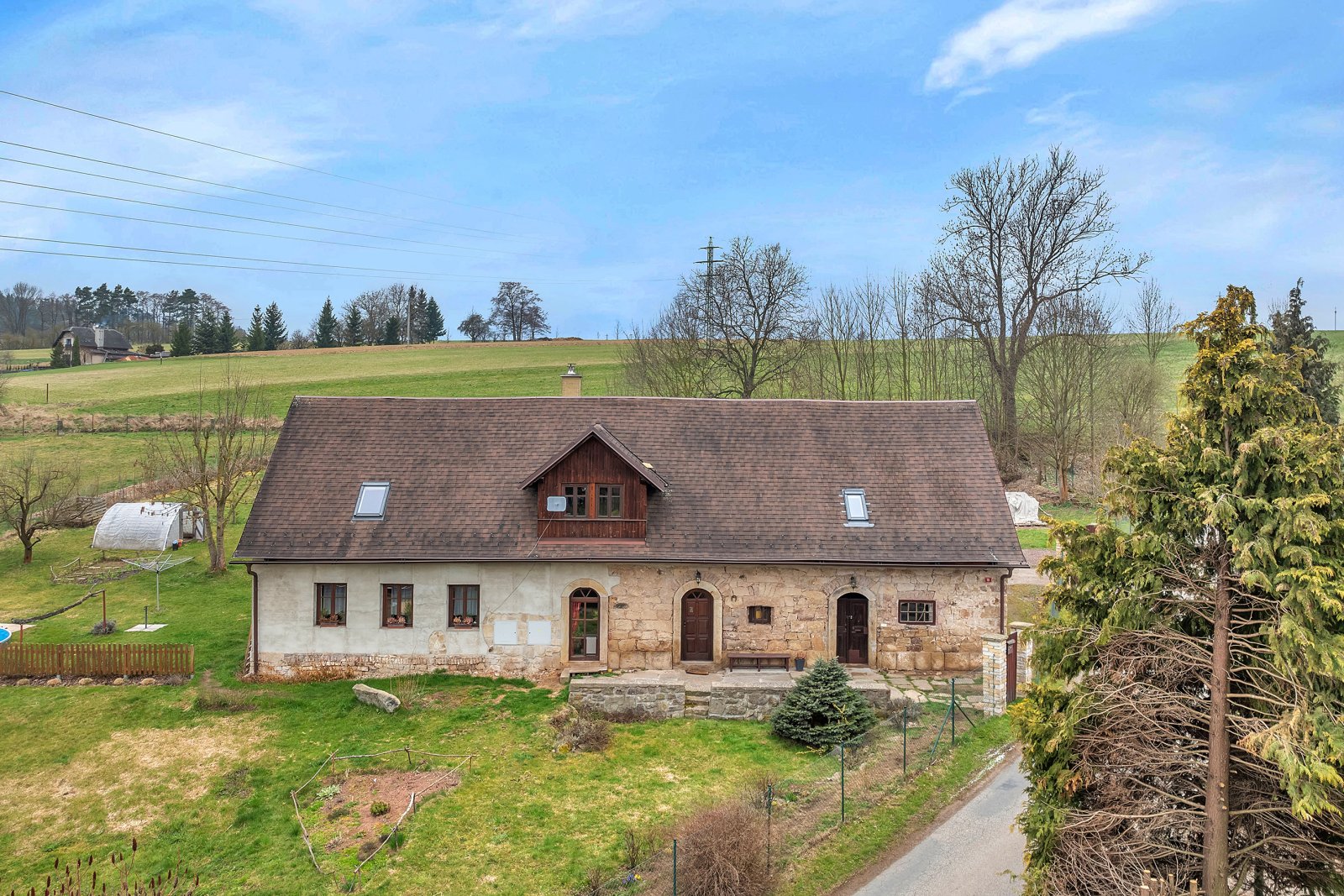 Rodinný dům 5+1 po rozsáhlé rekonstrukci, zahrada, zastřešené stání, Velké Svatoňovice, okr. Trutnov