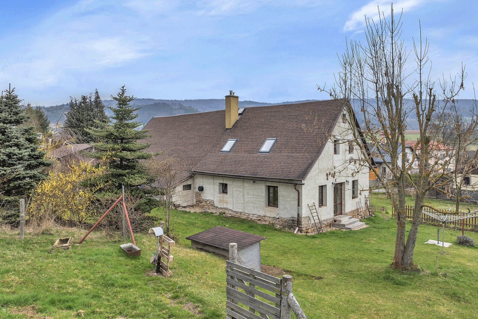 Rodinný dům 5+1 po rozsáhlé rekonstrukci, zahrada, zastřešené stání, Velké Svatoňovice, okr. Trutnov