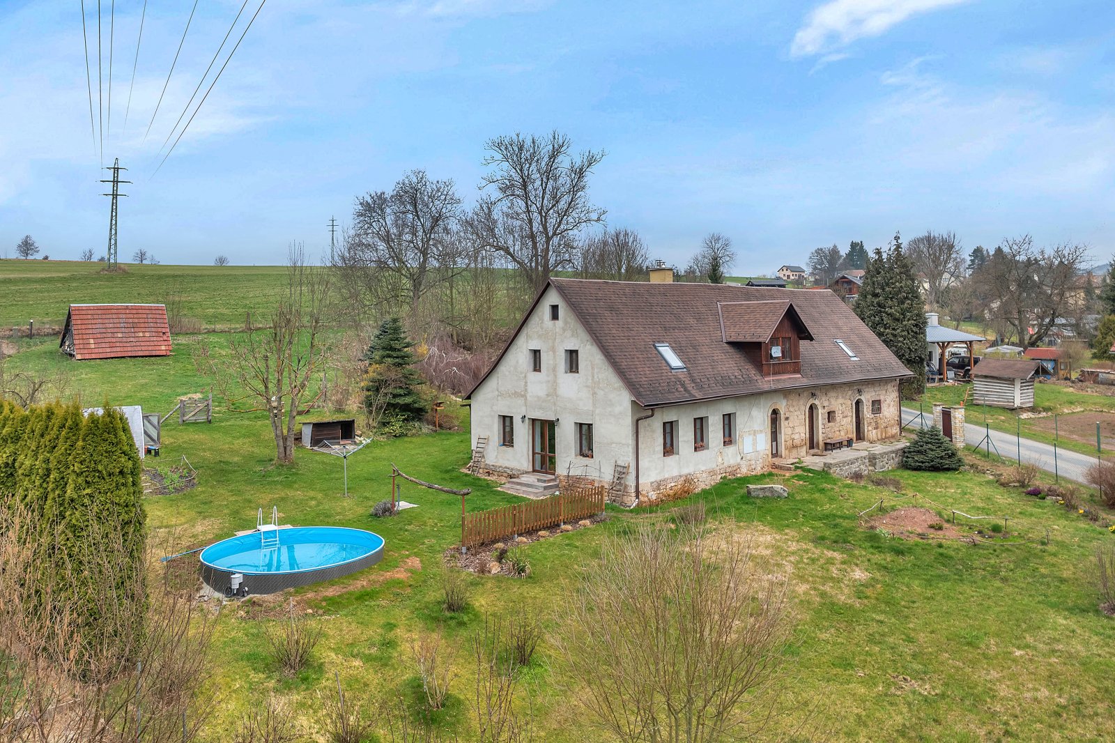 Rodinný dům 5+1 po rozsáhlé rekonstrukci, zahrada, zastřešené stání, Velké Svatoňovice, okr. Trutnov