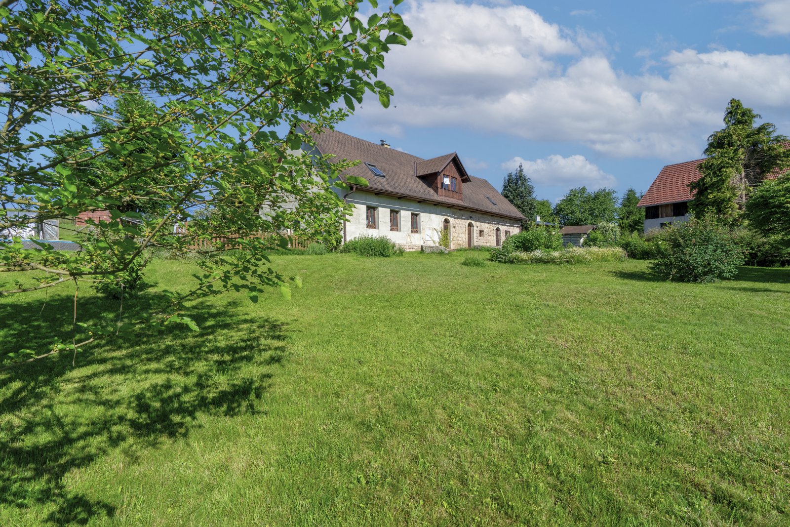 Rodinný dům 5+1 po rozsáhlé rekonstrukci, zahrada, zastřešené stání, Velké Svatoňovice, okr. Trutnov