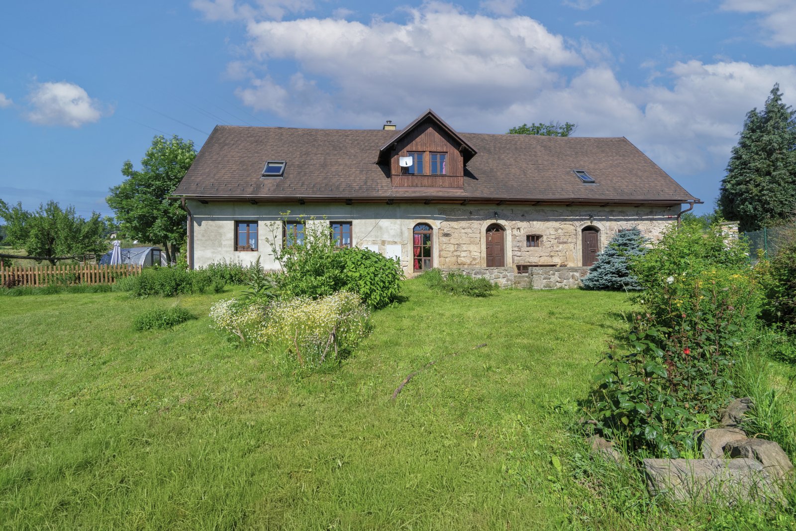 Rodinný dům 5+1 po rozsáhlé rekonstrukci, zahrada, zastřešené stání, Velké Svatoňovice, okr. Trutnov