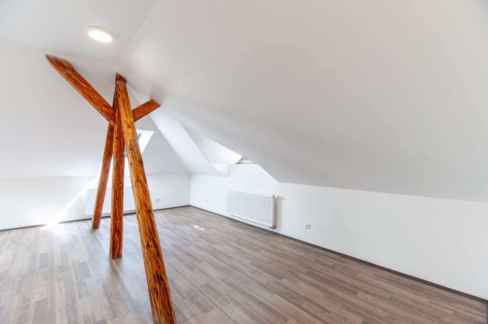Podkrovní byt 2+1, zahrada, Úpice - Veselka