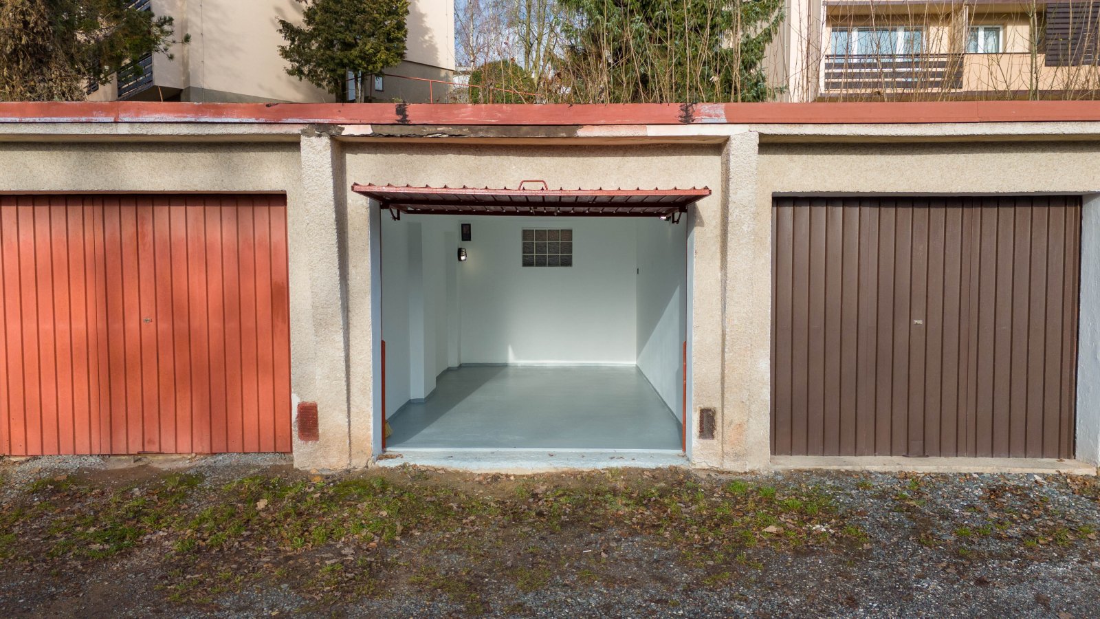 Zděná garáž, plechová vrata - Trutnov - Výsluní