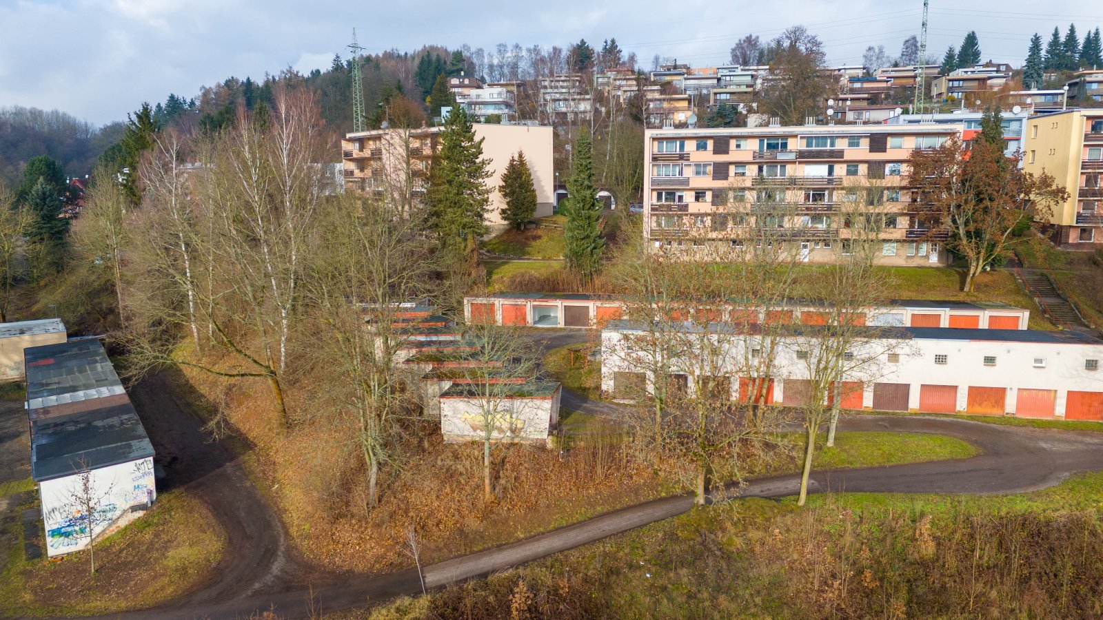 Zděná garáž, plechová vrata - Trutnov - Výsluní