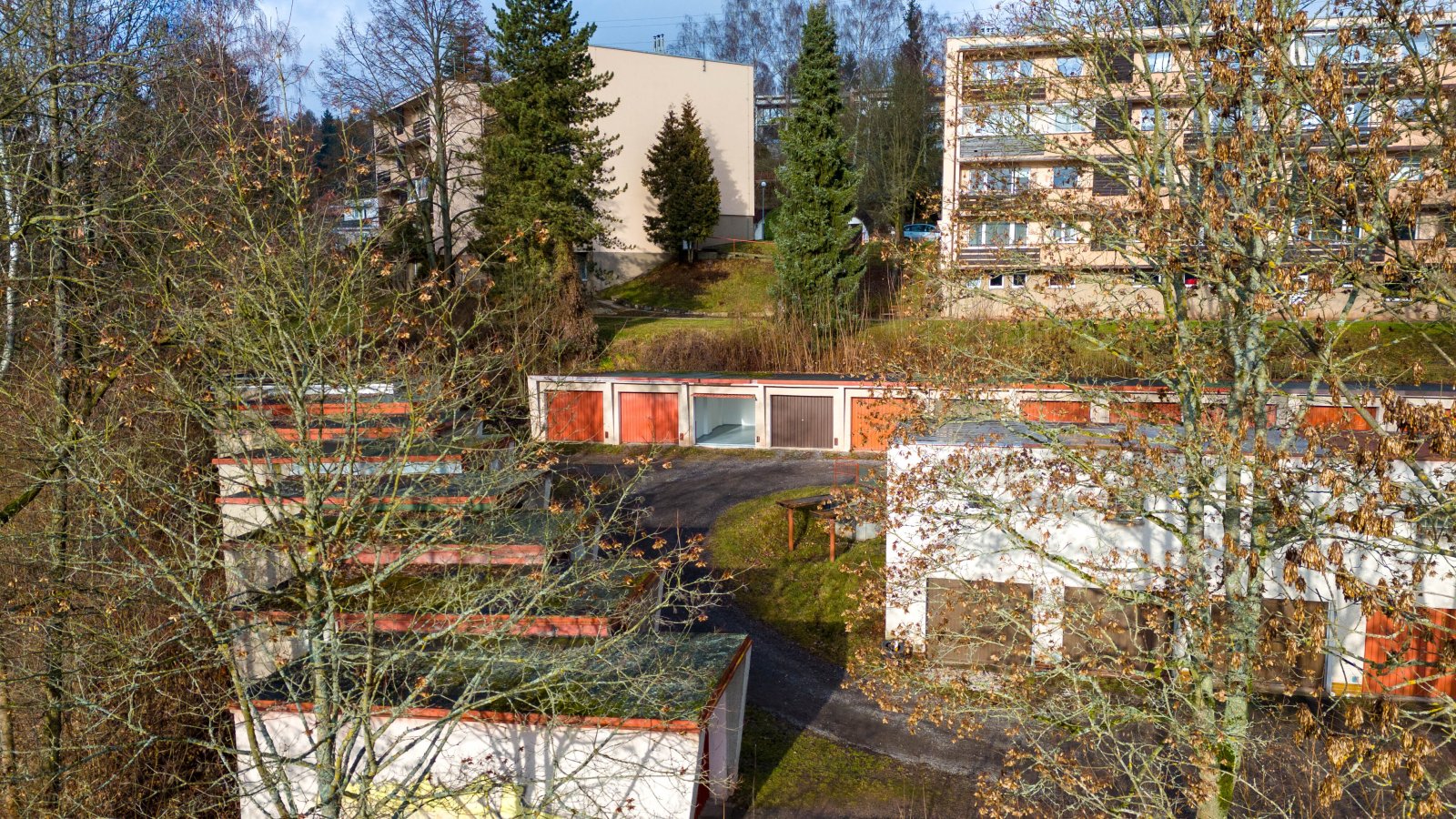 Zděná garáž, plechová vrata - Trutnov - Výsluní