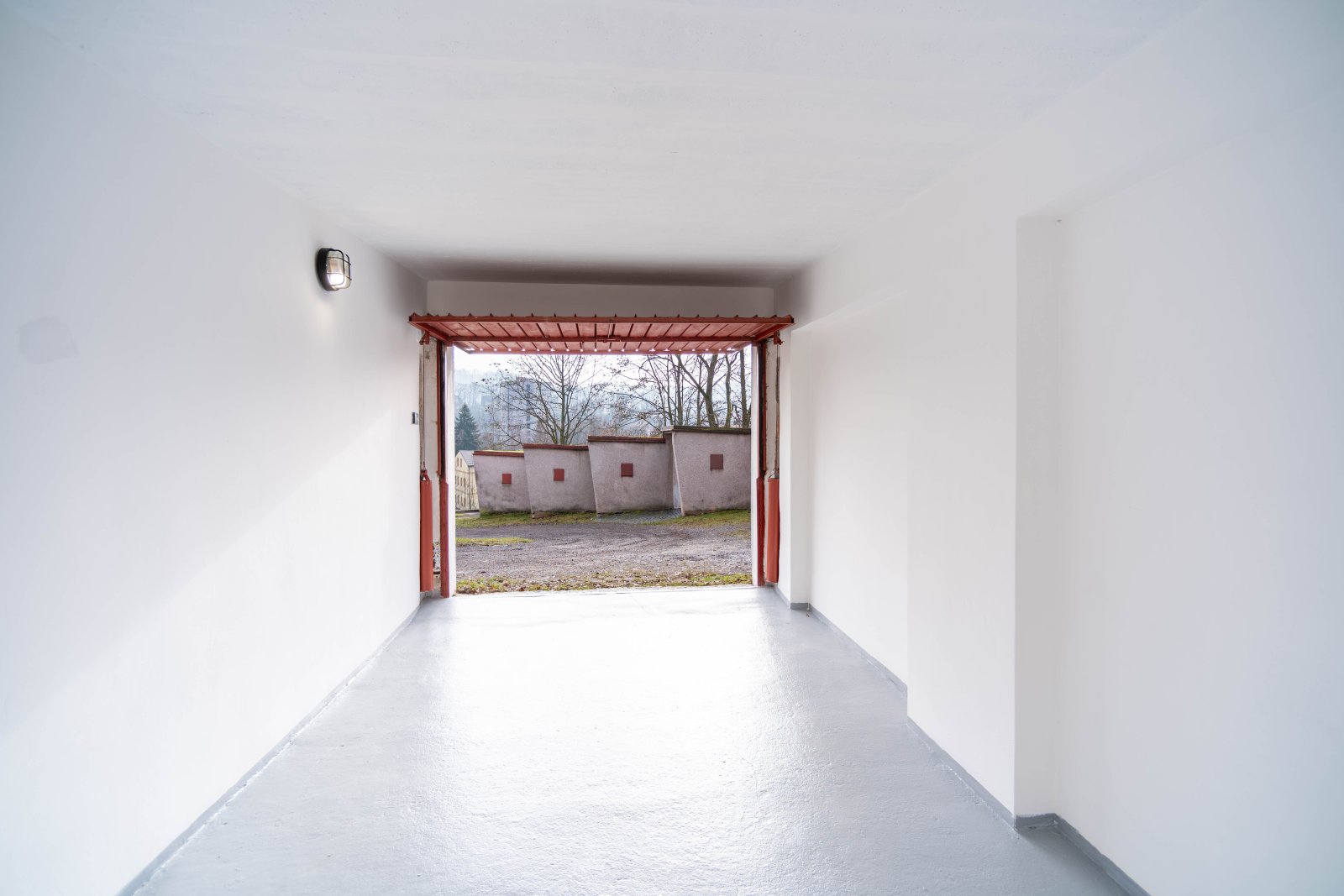 Zděná garáž, plechová vrata - Trutnov - Výsluní