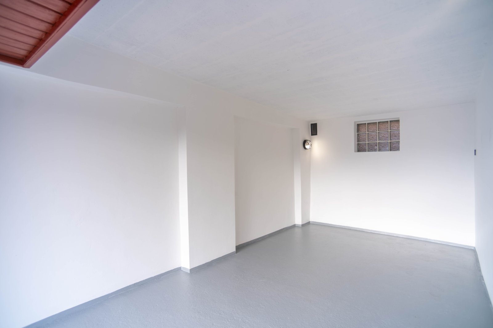 Zděná garáž, plechová vrata - Trutnov - Výsluní