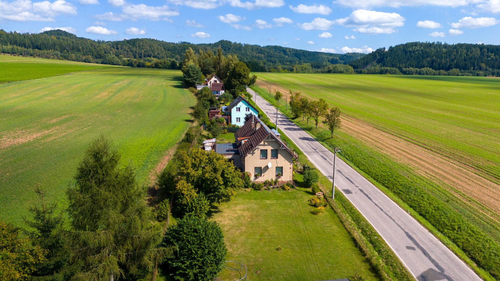 Rodinný dům s velkou zahradou, 2x garáž – Vlčice u Trutnova