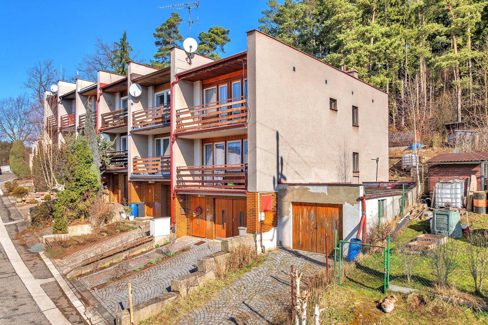 Prodej krajového řadového domu, 2x garáž, zahrada, Úpice – Rtyňka, okres Trutnov