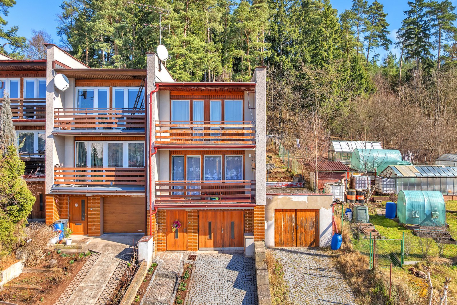 Prodej krajového řadového domu, 2x garáž, zahrada, Úpice – Rtyňka, okres Trutnov