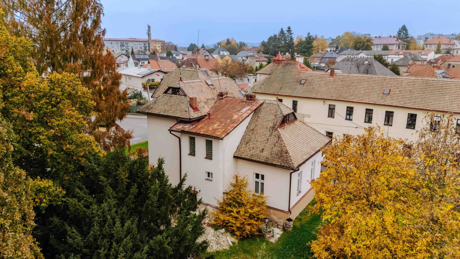 Secesní vila, zahrada, dvě garáže - Opočno - centrum